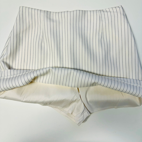Abercrombie & Fitch White & Navy Pinstripe Skort Size Small - Picture 3 of 6